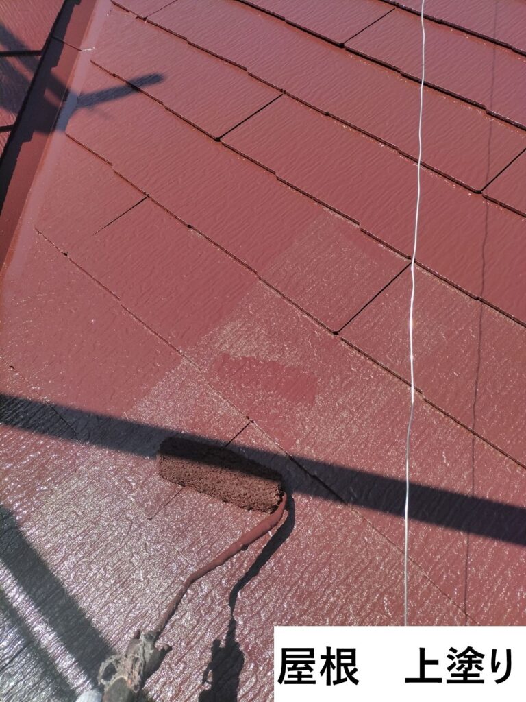 屋根の上塗りを行います。<br />
塗料の性能を十分に発揮させるためには、上塗りの塗装が必要不可欠です。